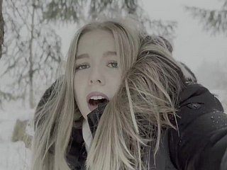 برف میں جنگل میں 18 سالہ نوعمر بھاڑ میں ہے
