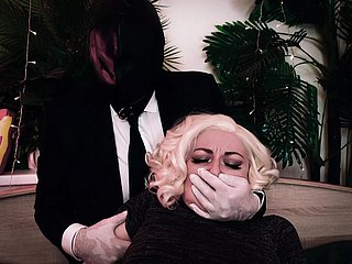 ホットキンキー：男は女の子の口を覆い、それから彼女の服を切り取ります。医療用手袋とうめき声