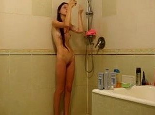 Niña flaca debajo de la ducha