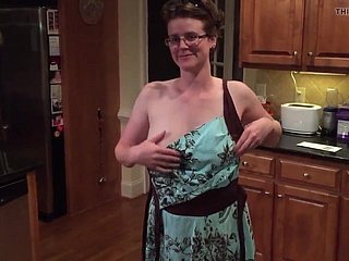 조지아 MILF 주방에서 제시카 스트립