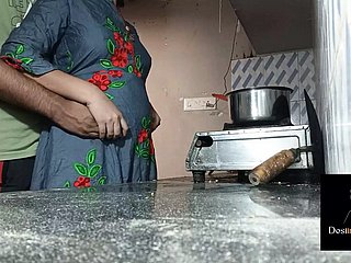 デヴァーファックキッチンでハードピンキーバビ