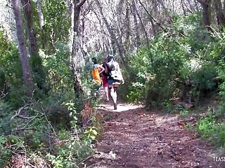 Una vez que polar morena se alejó en el bosque, iniciaron
