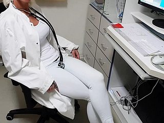 医者は彼の研究で彼女を誘惑します
