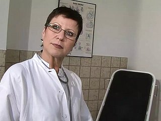 暑くて熱心な熟女はおもちゃで猫を楽しむ-3
