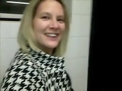 وقالت إنها وجدت Gloryhole على طول الطريق السريع (مرحاض العام)