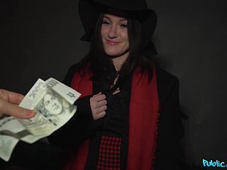 Денежные средства для секса заставляют молодую брюнетку изгибаются, чтобы попробовать их в обоих отверстиях