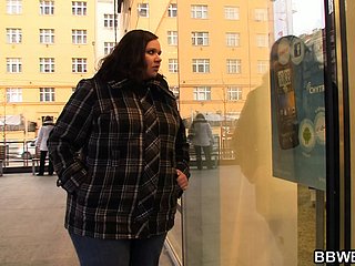 Fat Intestines Podginess podniósł się i uderzył od tyłu