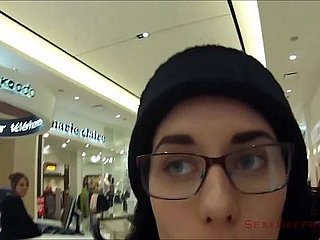 نائب الرئيس العام المشي في المركز التجاري!