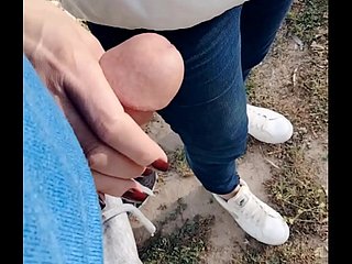 ภรรยามือสมัครเล่นมีความเสี่ยง handjob ในที่สาธารณะ