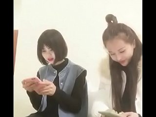 2人の美しい洞窟の女の子ファック1ファッカー