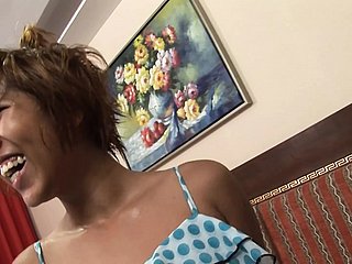 Aventuras turísticas sexuales en Tailandia - Hooker tailandesa follada por Farang