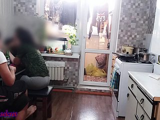 Ehemann ging weg und seine Frau wurde von seinem besten Freund gefickt