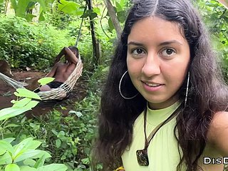 Gadis itu tersesat di dalam hutan dan tersandung pada seorang yang ganas yang mengongkongnya