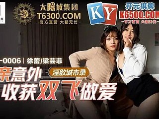 Tangan dalam pussy, batang di pantat pada masa yang sama! Penetratio penuh