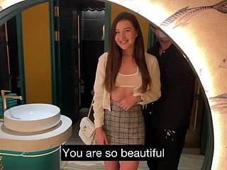 Güzel ince porno oyuncusu, restoranın wc'sinde ara sıra lanet olsun