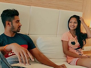 Dilettante Indiaas paar trekt langzaam hun kleren uit om seks te hebben