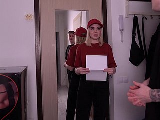 Deliveridad traviesa nena se puso iciness boca como un cliente de un cliente