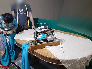 Desi ev hanımı fucked tarafından terzi çok sıcak ve suffer from hintçe ses.desi indian bhabhi dikişli kıyafetler almaya gitti ve terzi onu becerdin