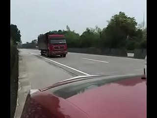 Çinli adam ve kız arkadaşı otoyolun yanındaki arabada seks yapıyor