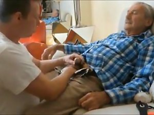El abuelo disfrutar mamada por el hombre joven