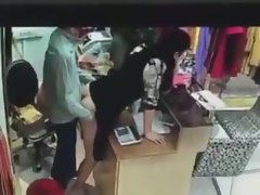 보스는 중국에서 금전 등록기 뒤에 직원 섹스를 가지고