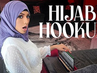 Tesettürlü Kız Nina, Amerikan Gençlik Filmleri İzleyerek Büyüdü ve Balo Kraliçesi Olmayı Takıntılı Oluyor