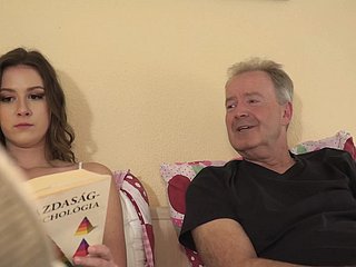 Büyük yarak dede sikikleri minik kedi genç açık ağızla biter
