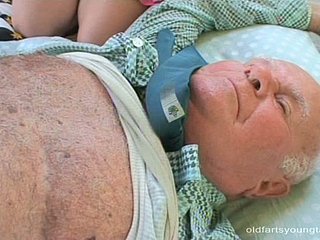 Die frischgesichtige blonde Teenagerin Kristyna B gibt dem alten Old man einen Blowjob