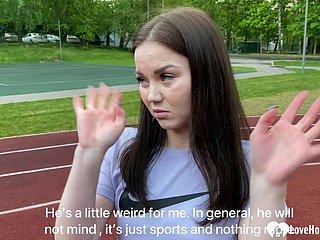 Transar com uma garota em uma academia ao ar livre