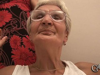 Das ältere Mädchen Elizabet kümmert sich um ein paar pulsierende Ständer