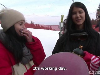 Gadis Slovakia berehat di pergunungan