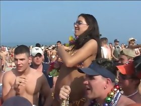 Knipperende partij meisjes krijgen betast op het strand