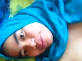 hot tudung battle-axe playing her cunt of you