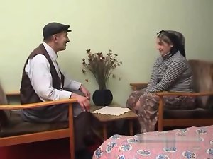 Yasli amca turbanli Karısını sikiyor (Türkçe)