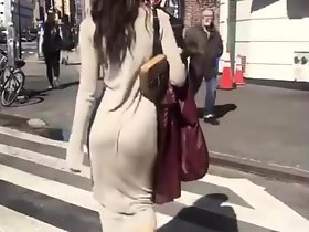 Emily Ratajkowski külot olmadan veya bir g-string ile yürüyen
