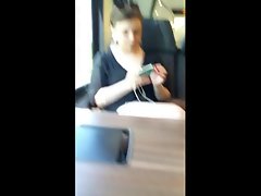 Gadis di depan saya di kereta