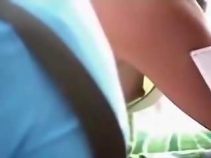 Downblouse Sideview Большой ниппель в баре, кафе