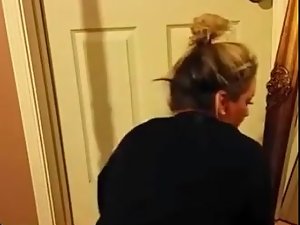 문 옆에 twerking