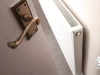 Развратная зрелая сперма в жопе в обнаженном маленьком азиатском теле грязной китайской девчонки.