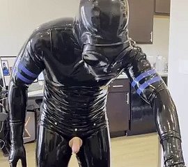 Rubberdrone tersentak dalam stokin lateks