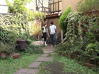 Junge Notgeile Asiatin 23 bekommt Jeans zerrissen und wird von zwei Typen gefickt