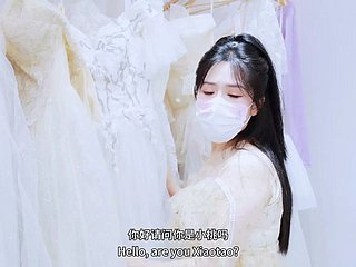 Rahsia di kedai pengantin ~ Ayam besar dimasukkan ke dalam puki lembut tanpa rambut kakak ipar berpayudara besar!