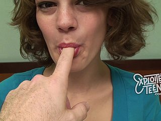 Una studentessa diciottenne alta e impertinente dai capelli scuri fa un pompino profondo a una donna enorme e bellissima