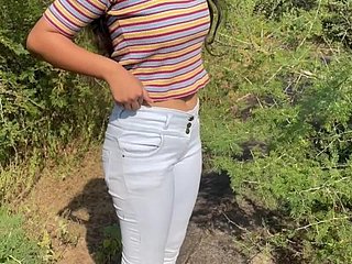スリランカの村の少女が彼氏を浮気してジャングルでセックス