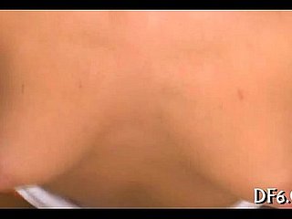 Maagd onderzoekt lul en sperma