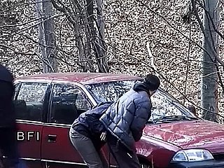Ragazza dai capelli corti dominata in un sesso a tre,