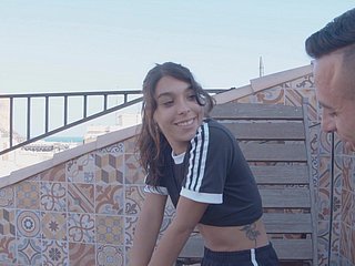 Una studentessa perversa si diverte durante una scopata violenta - Luz Sanchez