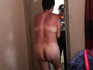 Esposa desnuda recibiendo pizza a domicilio