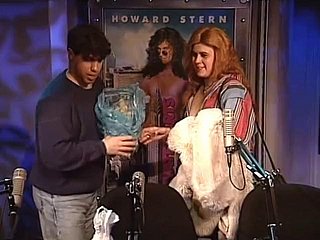İnterseks Maryann hem penisini hem de vajinasını Howard Stern'e gösteriyor