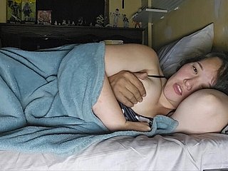 Stieftochter schleicht sich wide den Raum der Stiefmutter und hofft, dass Stiefvater sie fickt, ohne es zu merken